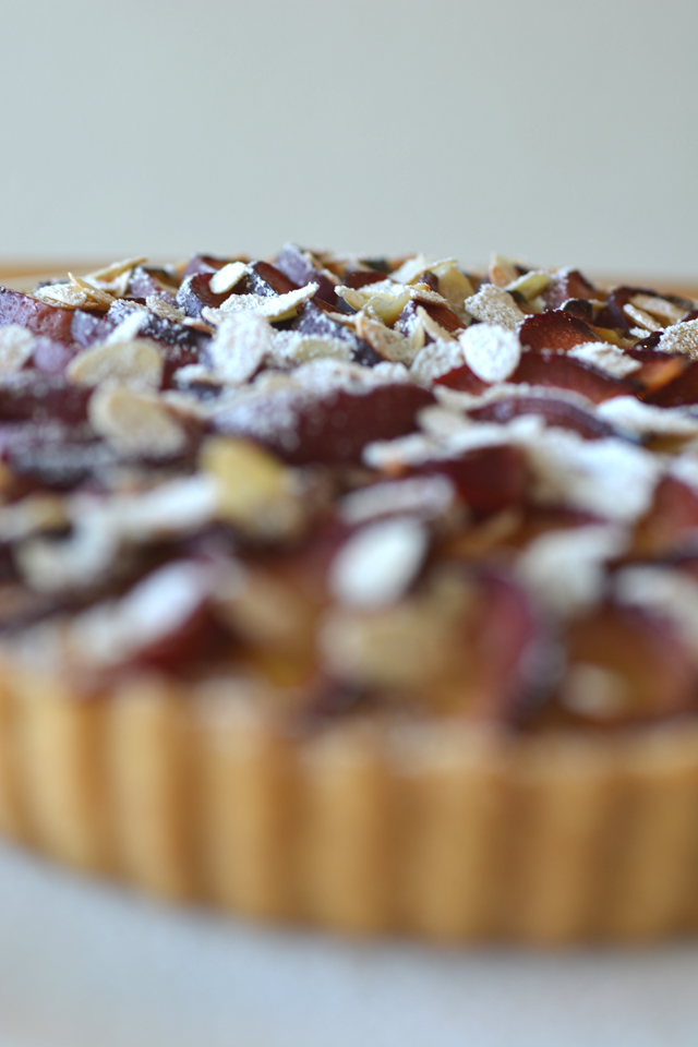 An out of focus image of a plum tart as an example of a common beginner food photography mistake. Example by Lauren Short of Food Photography Academy. 